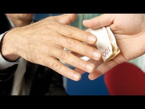 شاهد سيدة تمنح عميد شرطة مبلغ 1000 درهم كرشوة في مدينة مراكش