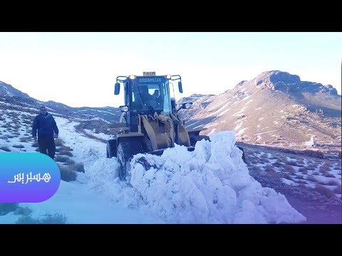 شاهد عملية إزاحة الثلوج بقرية إكنيون نواحي تنغير