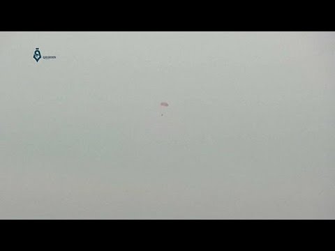 شاهد لحظة هبوط الطيار الروسي بالمظلة قبل مقتله