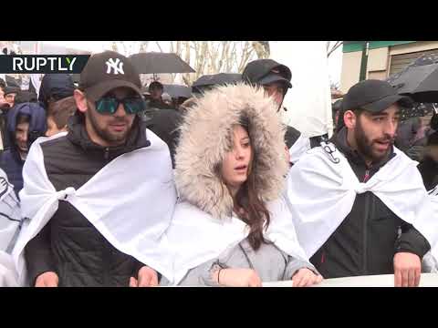 شاهد قوميو كورسيكا يتظاهرون لحمل باريس على التفاوض