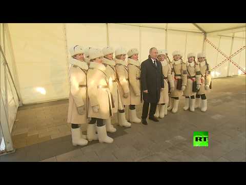 شاهد بوتين يزور متحفا تاريخيا في ذكرى الانتصار في معركة ستالينغراد