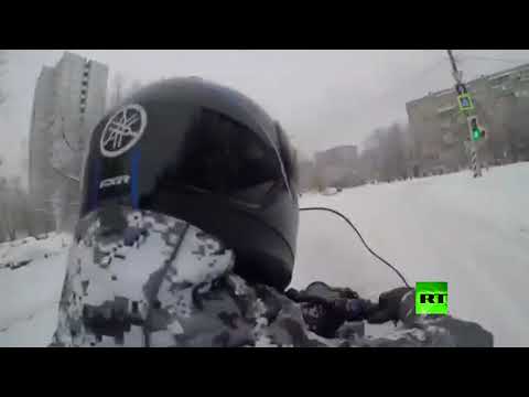 شاهد مغامران يجوبان شوارع موسكو بزلاقة جليد آلية