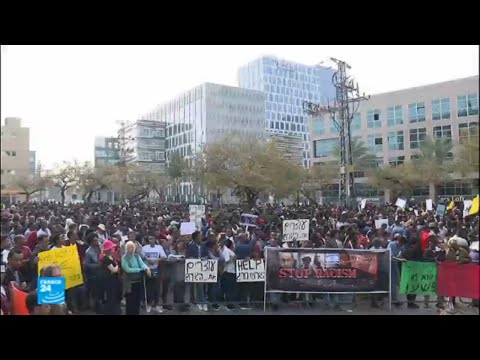 شاهد حشد هائل أمام سفارة رواندا في إسرائيل