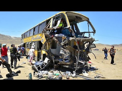 عشرات القتلى والجرحى إثر حادث سير في بيرو شاهد