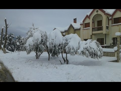 بالفيديو مدينة ازرو المغربية تتزين بالثلوج