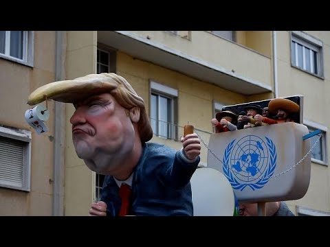 شاهد ترامب وبوتين وكيم جونغ أون دمى بجسم سمك قرش