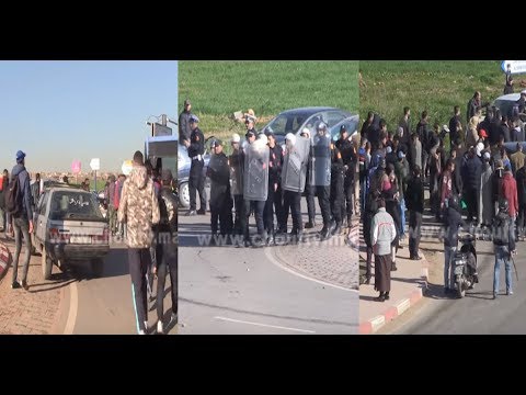 شاهد سكان الرحمة يقطعون الطريق في الصباح