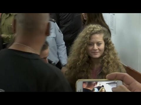 شاهد لحظة رؤية والد عهد التميمي لابنته في المحكمة الإسرائيلية