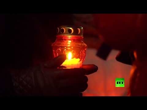 شاهد أهالي موسكو يحيون ذكرى ضحايا an148 بإنارة الشموع