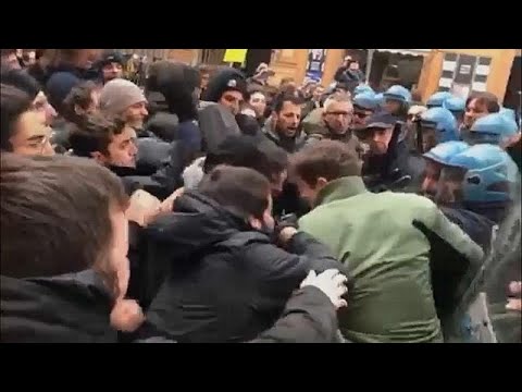 شاهد مواجهات عنيفة بين الشرطة ومتظاهرين ضد اليمين الإيطالي