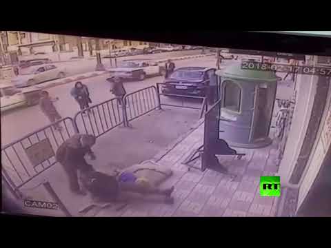 شاهد شرطي مصري ينقذ طفلا بأعجوبة