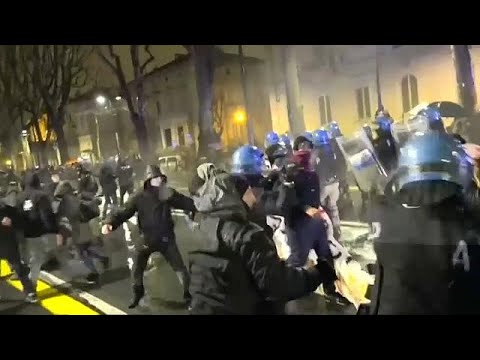 شاهد اليساريون يشتبكون مع الشرطة الإيطالية