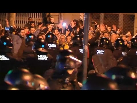 شاهد اشتباكات بين شرطة كتالونيا ومجموعات من المواطنين  …