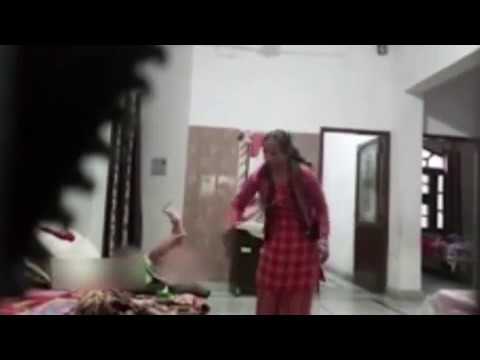 شاهد لقطات مروعة لمربية تعتدي بوحشية على طفلة