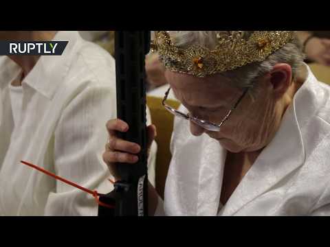 شاهد إحدى الكنائس الأميركية تشهد صلاة بالبنادق