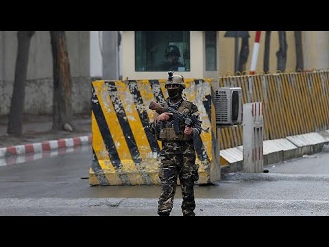 شاهد جرحى في تفجير انتحاري قرب سفارات أجنبية في كابول