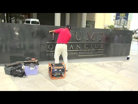 شاهد إزالة اسم ترامب من على فندق في بنما بعد نزاع قانوني