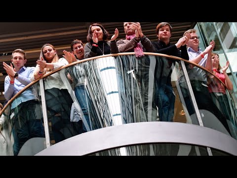 شاهد الحزب الاشتراكي يُؤيّد الانضمام للائتلاف الحكومي مع ميركل