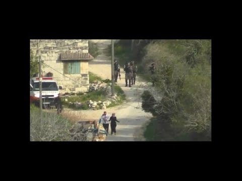 شاهد جنود إسرائيليون يستهدفون أمًا وأبًا يحمل طفلته