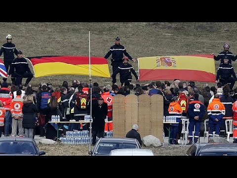 فيديو العشرات من ذوي ضحايا الطائرة يزورون موقع الحادث