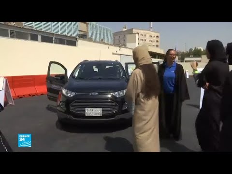 شاهد سعوديات يتعلمن قيادة السيارة