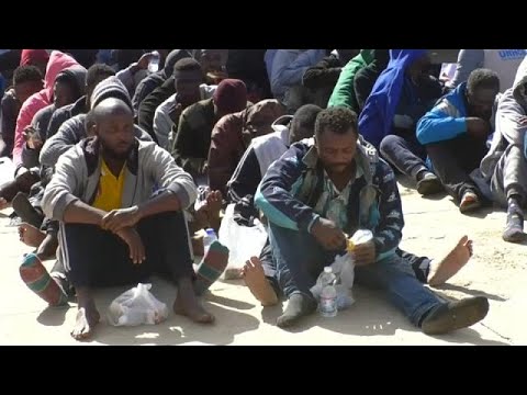 شاهد انتشال مئات المهاجرين من البحر بالقرب من السواحل الليبية