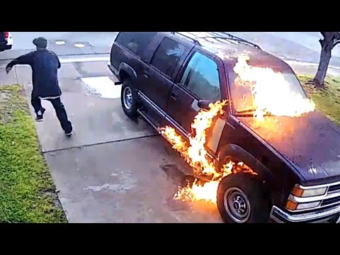 شاهد مجهول يشعل النيران في سيارة