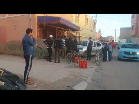 شاهد سيارة تقتحم محلًا تجاريًا في حي كلية الشريعة آيت ملول