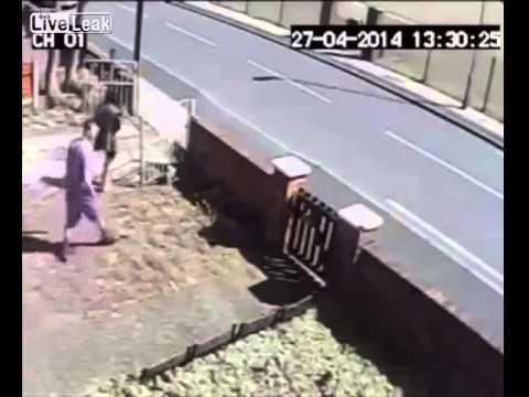 موقف محرج لشاب حاول الاستعراض أمام صديقته شاهد