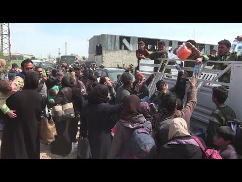 شاهد نزوح جماعي من الغوطة الشرقية والنزاع السوري يدخل عامه الثامن