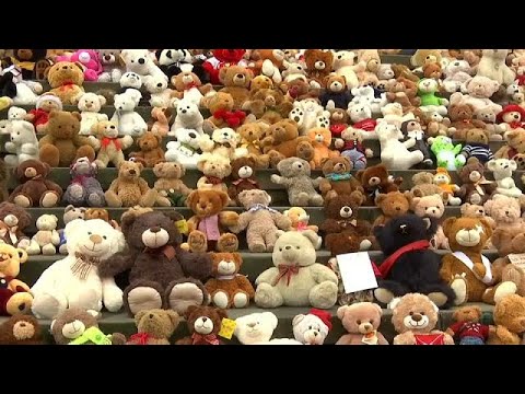 شاهد مئات الدمى في برلين للتنديد بما يجري في سورية