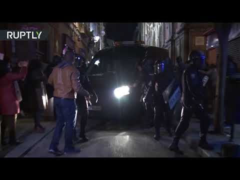 شاهد اشتباكات بين المهاجرين والشرطة وسط مدريد إثر وفاة بائع أفريقي متجول