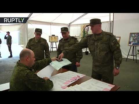 شاهد العسكريون الروس في حميميم يُدلون بأصواتهم