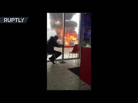 شاهد روسي يتناول الغداء على بعد أمتار من سيارة تحترق