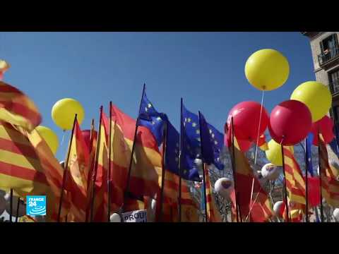 شاهد الآلاف من مناهضي استقلال كاتالونيا يتظاهرون في برشلونة