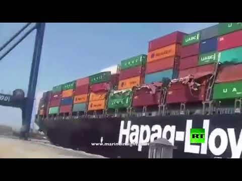 شاهد تصادم سفينتي شحن عملاقتين في ميناء كاراتشي