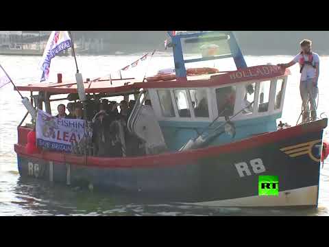 صيادو بريطانيا يحتجون على طريقتهم الخاصة