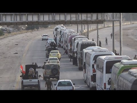 بالفيديو مقاتلون ومدنيون يغادرون مدينة حرستا