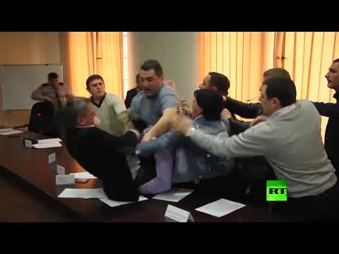 شاهد اللكمات تحل محل الكلمات