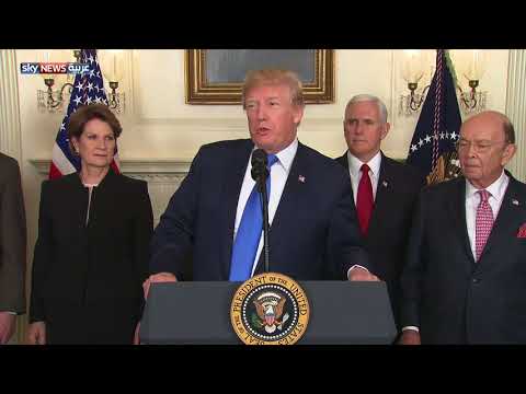 شاهد ترامب يفرض رسومًا جمركية على الصين