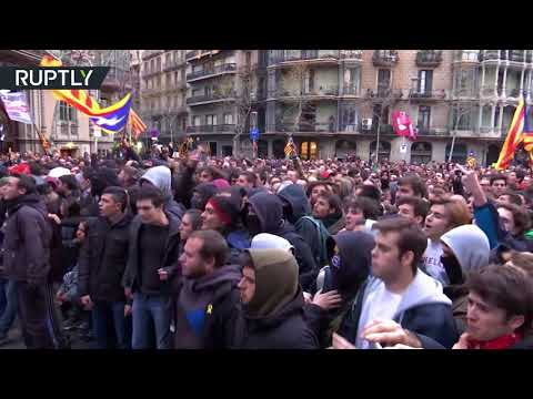 شاهدالشرطة تستخدم العنف لفض احتجاج الآلاف في برشلونة