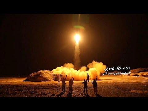 شاهد لحظة إطلاق الحوثيين صواريخ باليستية على الرياض