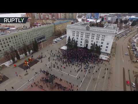 شاهد متظاهرون في كيميروفو يطالبون بمعاقبة المسؤولين عن الحريق