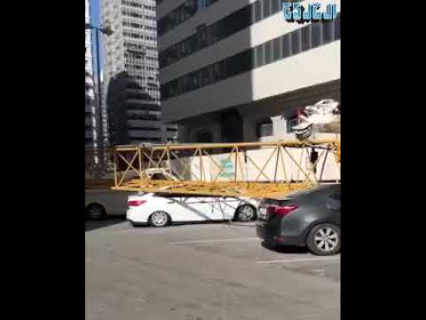 شاهدسقوط رافعة على 5 سيارات في أبو ظبي