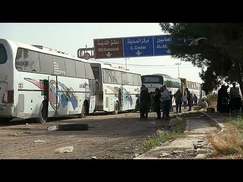 شاهد الآلاف يغادرون الغوطة هاربين من ويلات الحرب