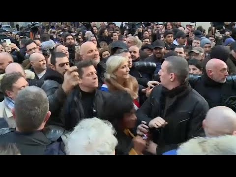 شاهد مارين لوبان منبوذة في المسيرة البيضاء