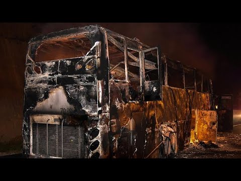 شاهد لحظة اشتعال الحريق في حافلة تقل 47 عاملاً مهاجرًا من ميانمار