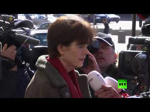 شاهد سفيرة هولندا لدى موسكو تخرج من مبنى وزارة الخارجية الروسية بعد استدعائه