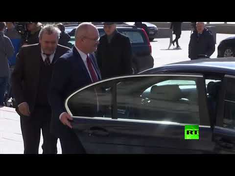 شاهد لحظة خروج السفير التشيكي لدى موسكو من مبنى الخارجية الروسية بعد استدعائه