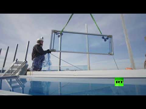 شاهد جسر القرم الروسي يكتسي بألواح عازلة